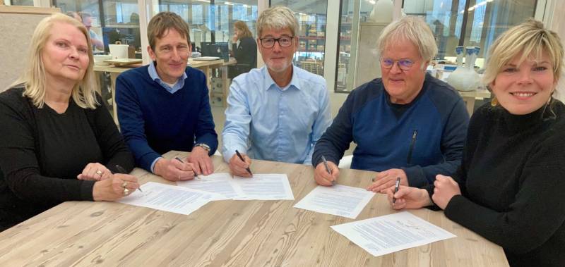 Ondertekening v.l.n.r: Karin Lemmens (Ondernemersvereniging Makkum), Harm van der Ploeg (Koninklijke Tichelaar), Ties Hartman (Stichting Frysk Tichelwurk, Sjirk Wijbenga(Stichting Âld Makkum) en Katharina Wortmann (Plaatselijk Belang Makkum).